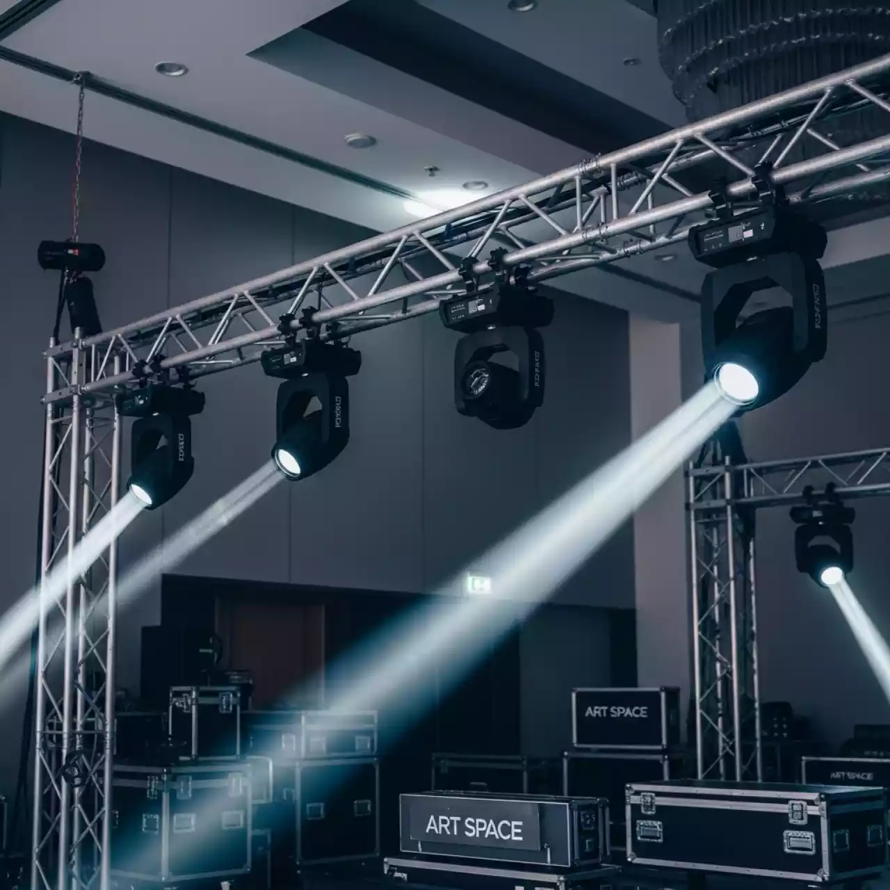 Аренда Вращающаяся голова Beam 7R в Cosmos Sochi Hotel — ART SPACE