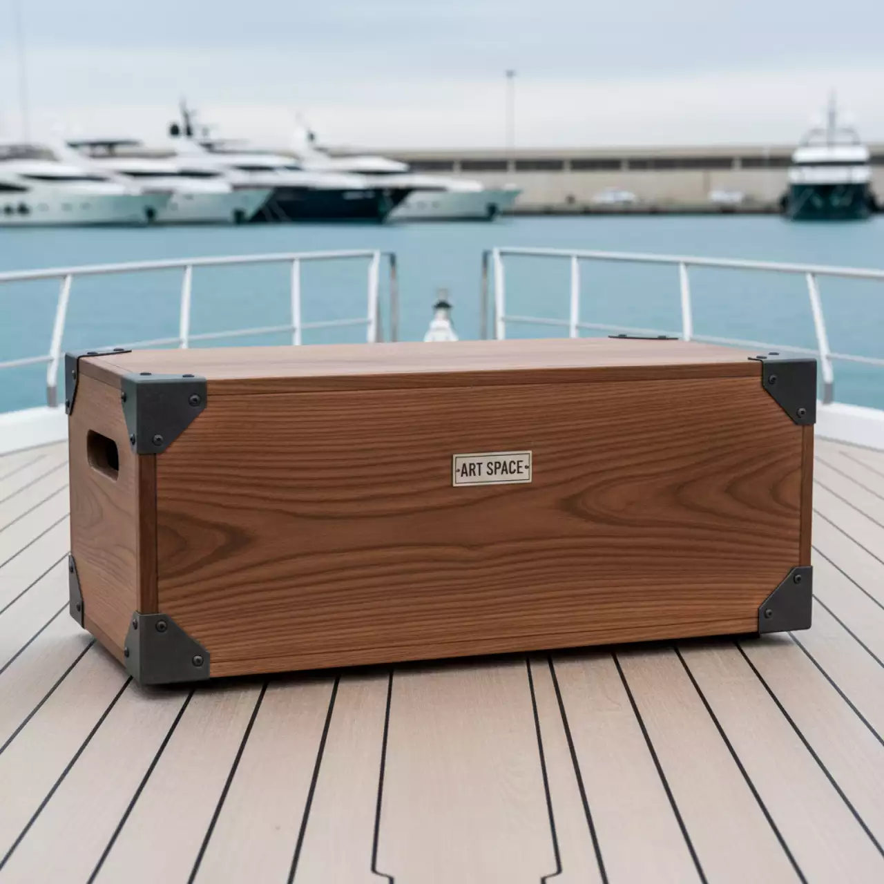 Аренда Ящик деревянный из темного дерева на VIP-яхте (Имеретинский порт) — ART SPACE