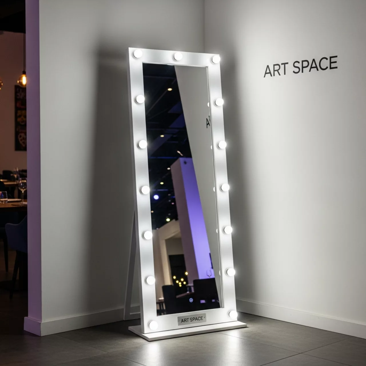 Аренда Зеркало напольное с лампочками белое в ресторане «Паруса» — ART SPACE