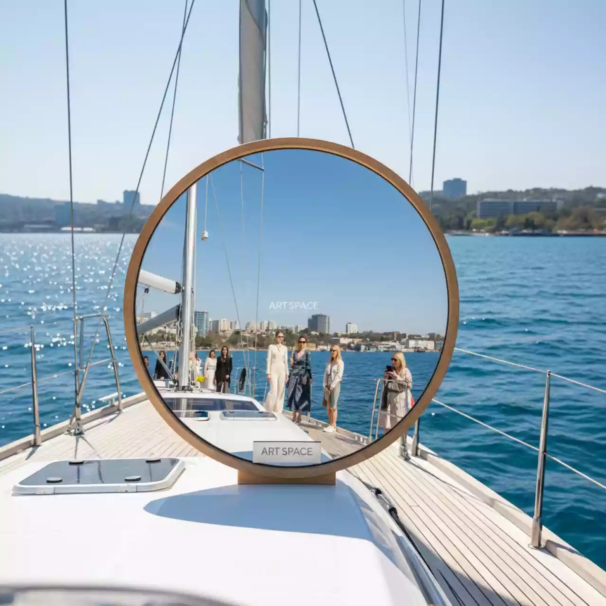 Аренда Зеркало селфи круглое на свадьбу на парусной регате (Сочи) — ART SPACE