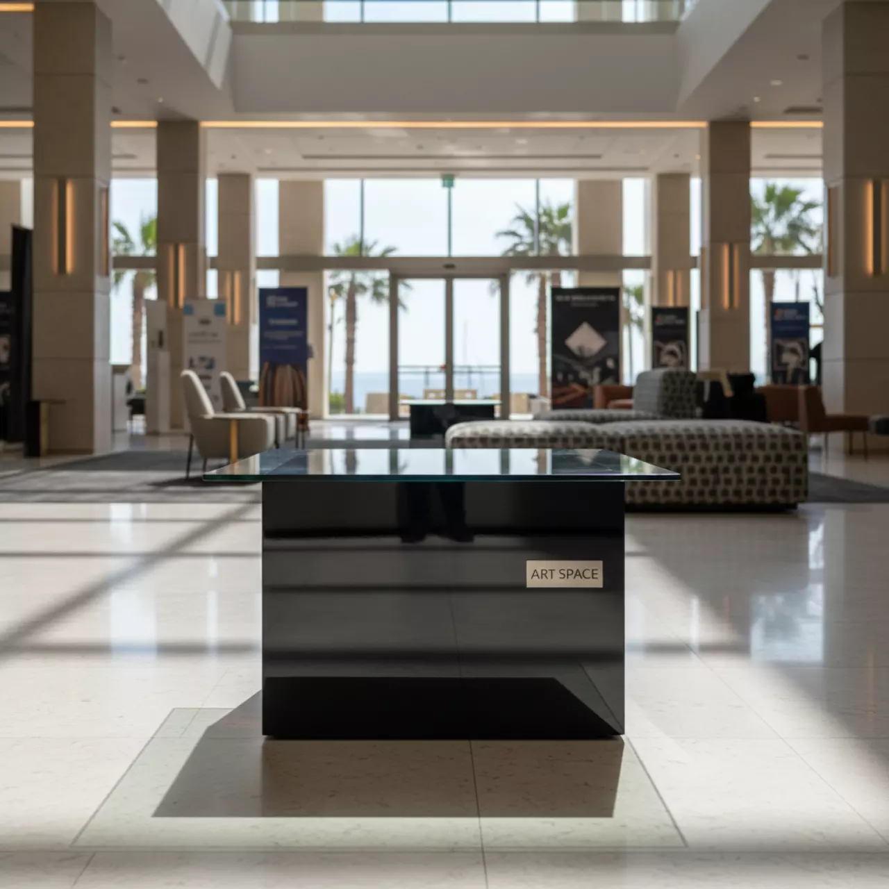 Аренда Журнальный стол Cube черный прозрачная столешница в Grand Karat Sochi — ART SPACE