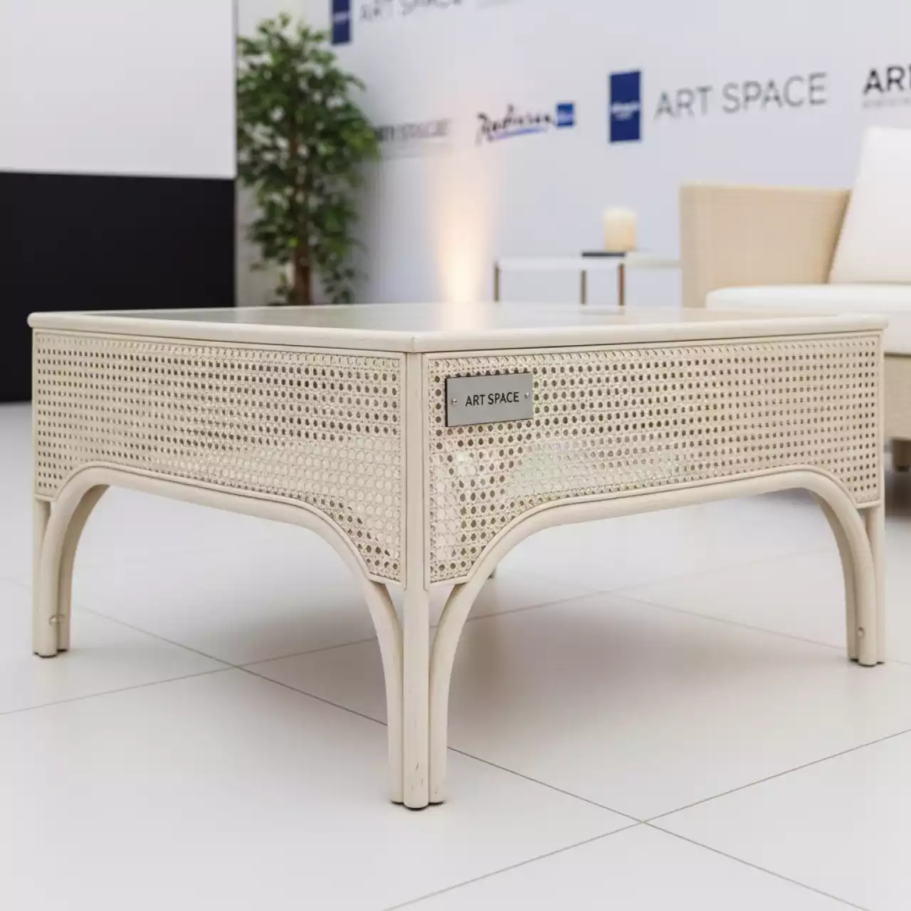 Аренда Журнальный стол из искусственного ротанга YH S4133W TW в Radisson Blu Resort & Congress Centre — ART SPACE