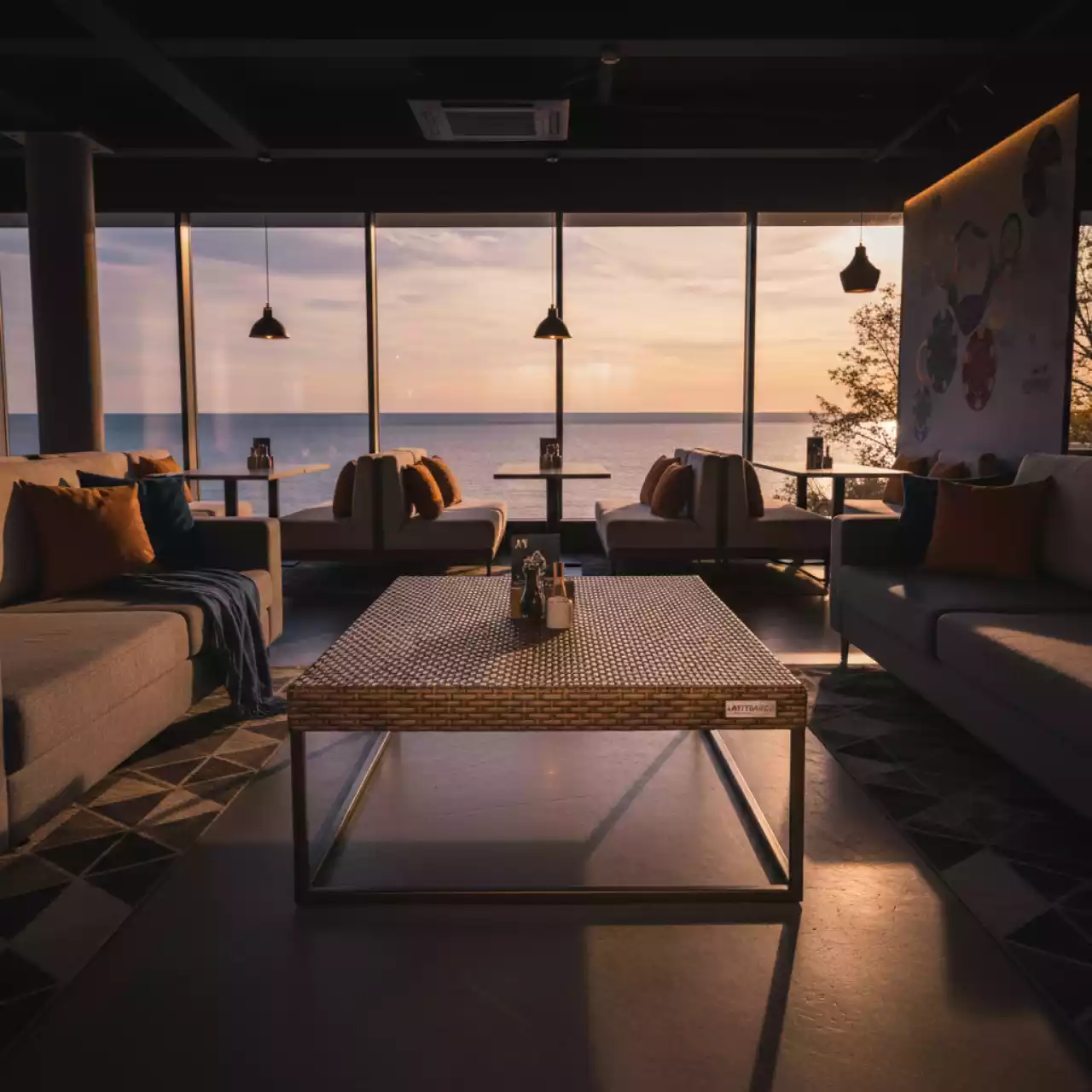 Аренда Журнальный стол из искусственного ротанга YH S4517W 1 brown в ресторане «Магеллан» — ART SPACE