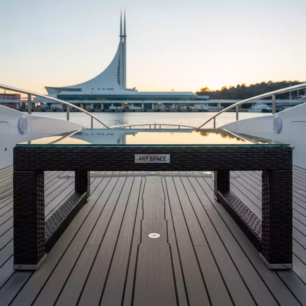 Аренда Журнальный стол из ротанга YH SYH272W T brown на VIP теплоходе (Морпорт Сочи) — ART SPACE