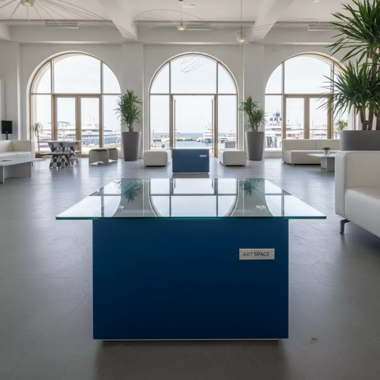Аренда Журнальный стол Loft куб синий со стеклянной столешницей на территории Морпорта Сочи — ART SPACE
