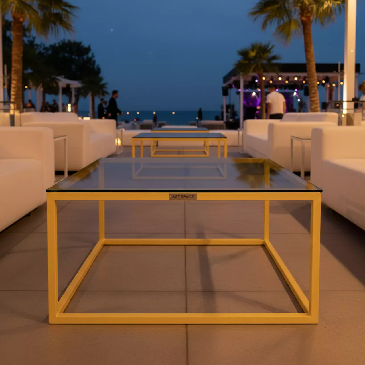 Аренда Журнальный стол Loft куб желтый со стеклянной столешницей в пляжном клубе Del Mar — ART SPACE
