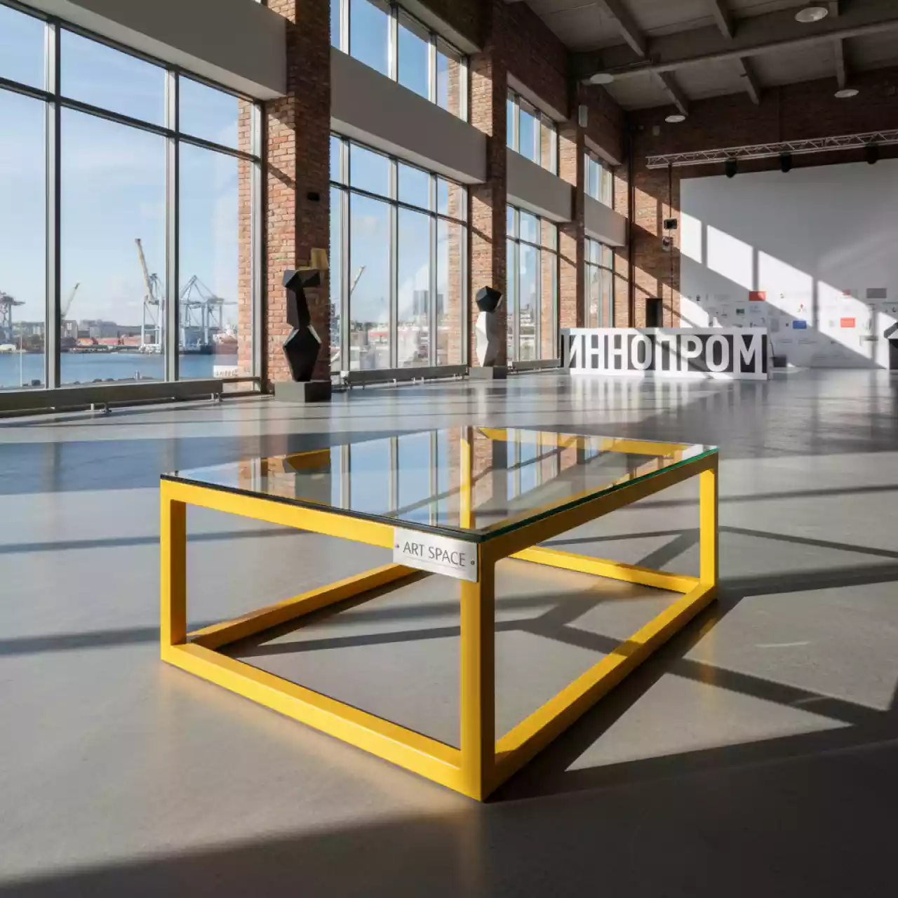 Аренда Журнальный стол Loft со стеклом жёлтый в зале «Чайка» (Морпорт) — ART SPACE