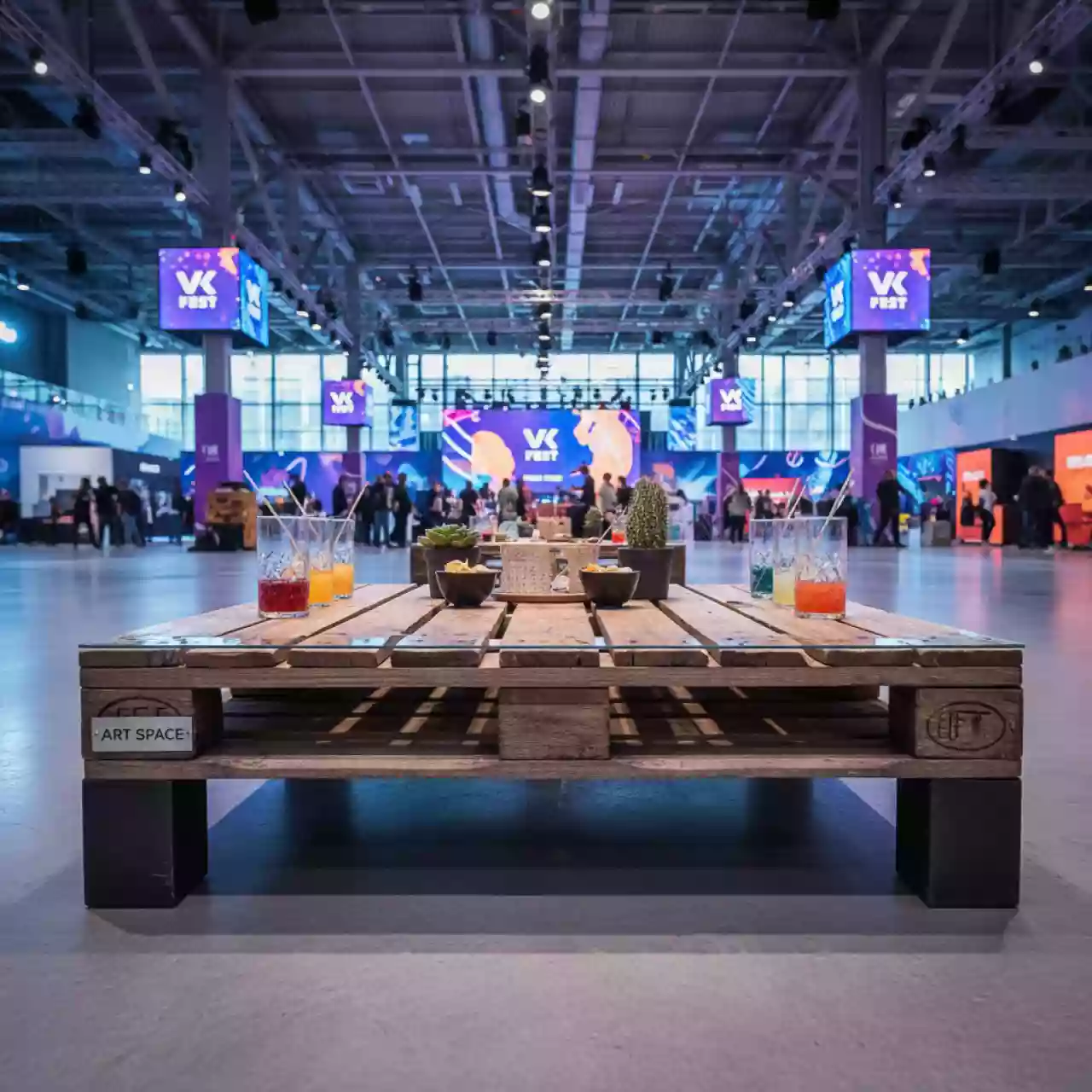 Аренда Журнальный стол палета в Ледовом дворце «Айсберг» — ART SPACE