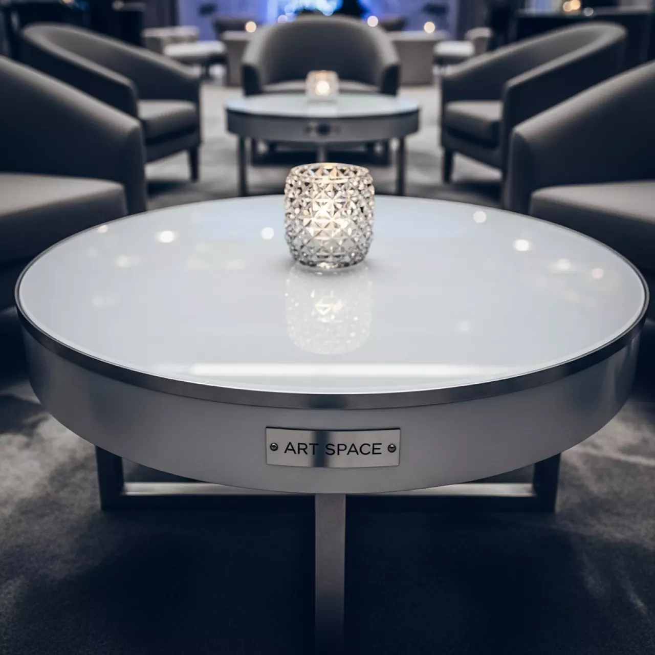 Аренда Журнальный стол Round silver white в Radisson Collection Paradise — ART SPACE