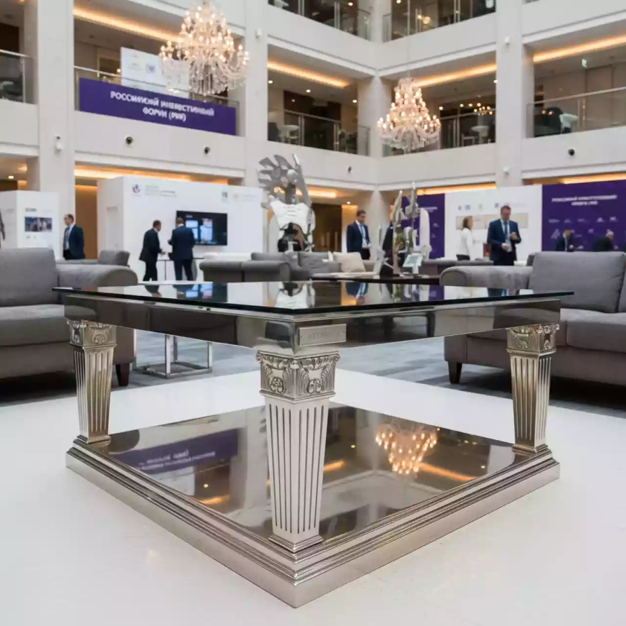 Аренда Журнальный стол silver стеклянный в МФК «Горный» — ART SPACE