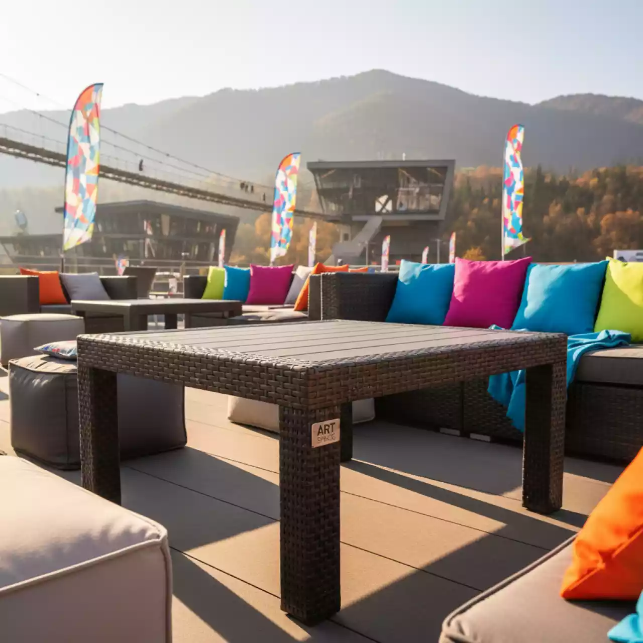 Аренда Журнальный столик из искусственного ротанга YH S4093G brown в Skypark Sochi — ART SPACE