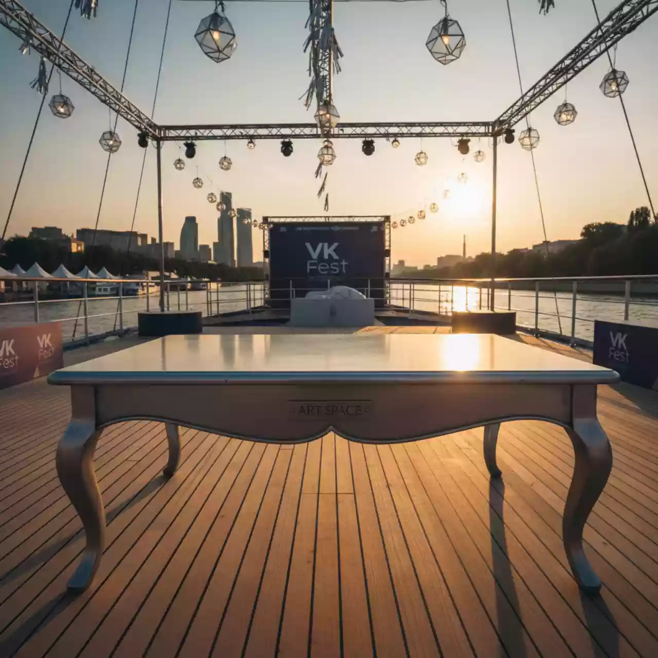 Аренда Журнальный столик Петрополи серебряный на теплоходе «Дагомыс» — ART SPACE