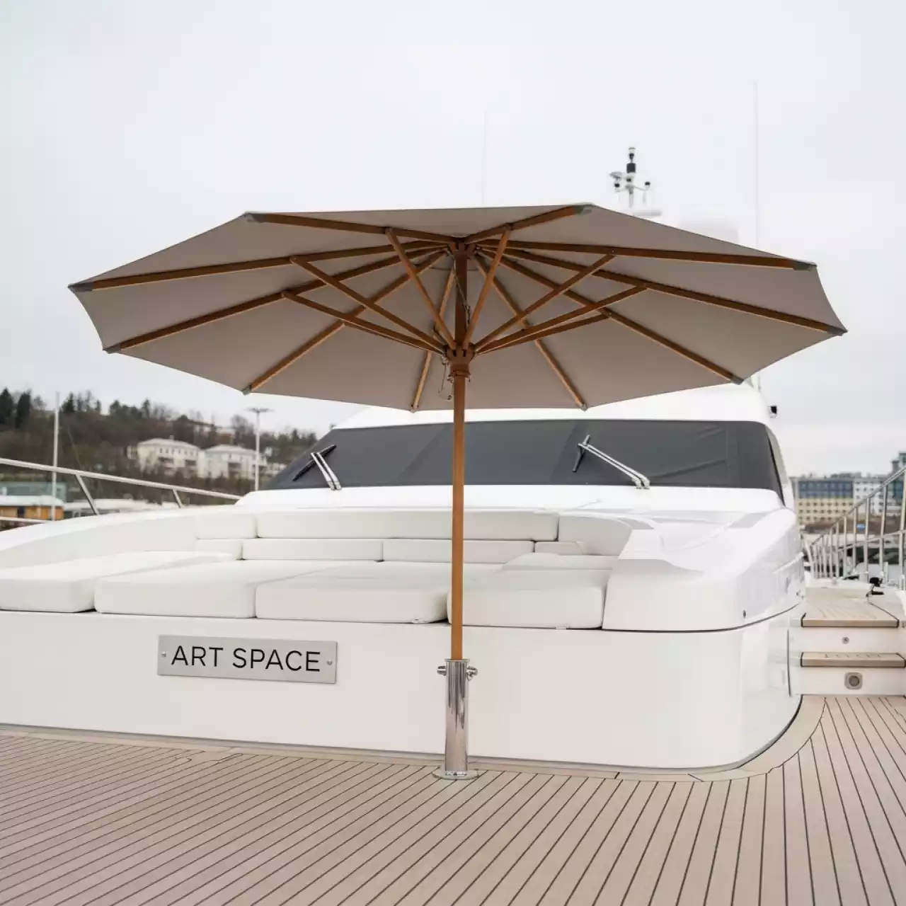 Аренда Зонт дизайнерский Tahiti Ø3 м на VIP-яхте (Имеретинский порт) — ART SPACE