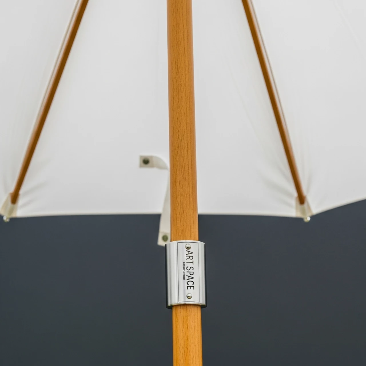 Аренда Зонт трость белый со светло коричневой ручкой в отеле Radisson Lazurnaya — ART SPACE