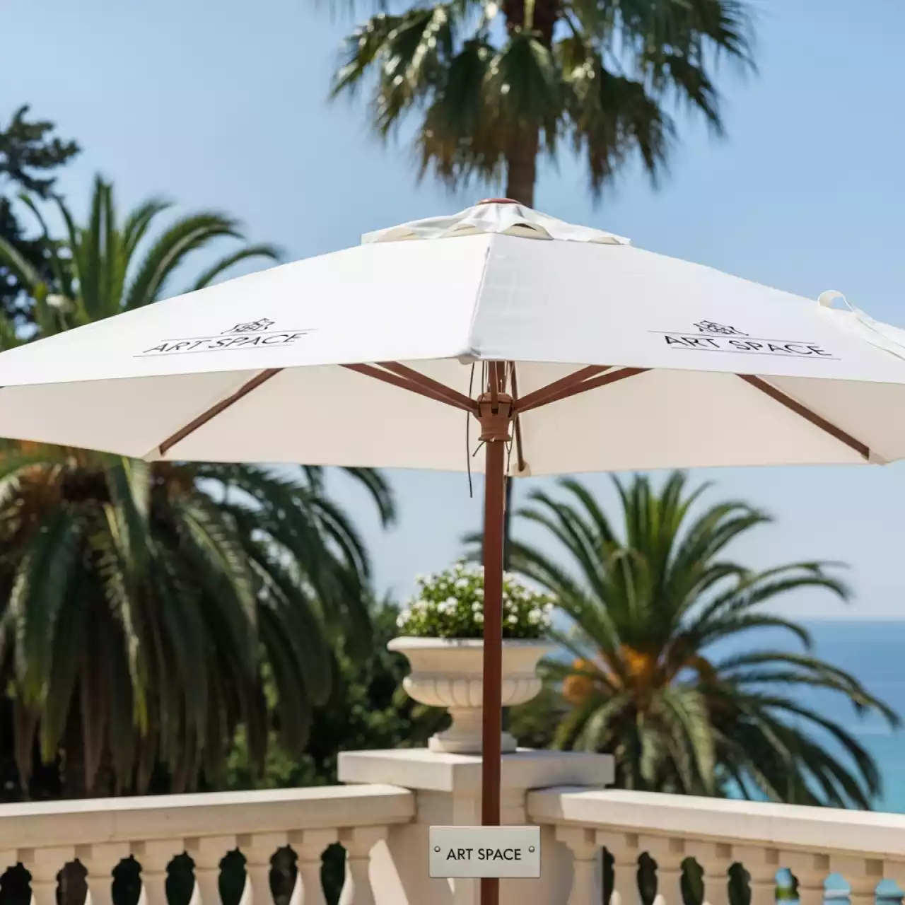 Аренда Зонт уличный диаметр 250 см белый в санатории «Сочи» — ART SPACE