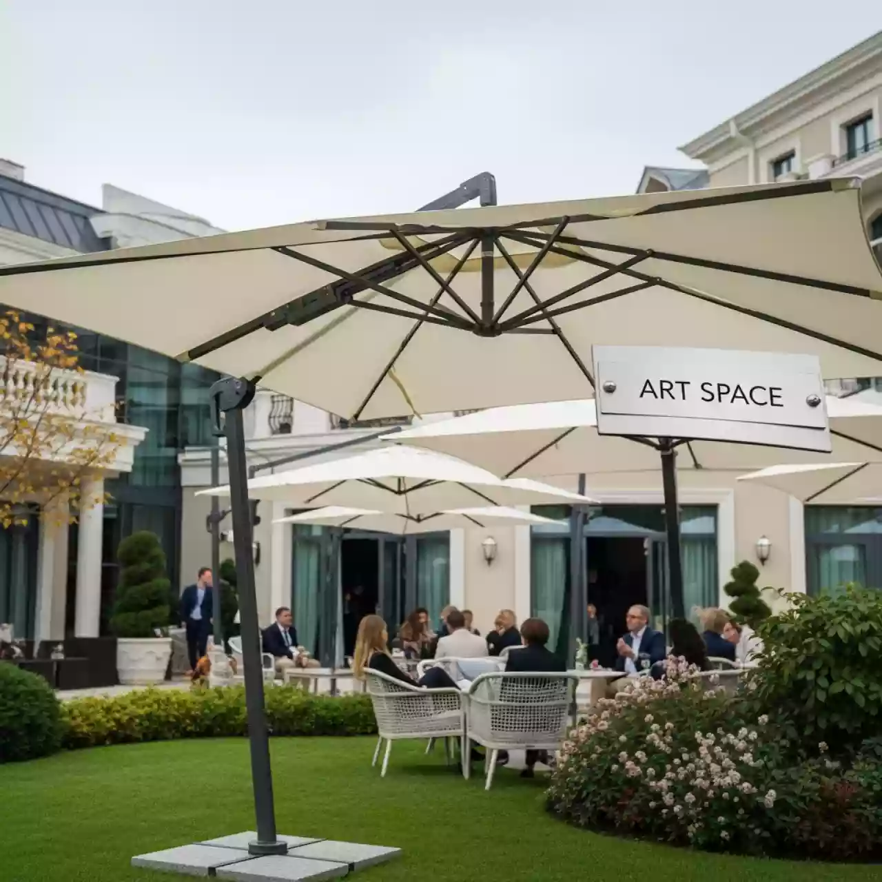 Аренда Зонт уличный угловой D250 см цвета слоновой кости в Swissôtel Resort Sochi Kamelia — ART SPACE