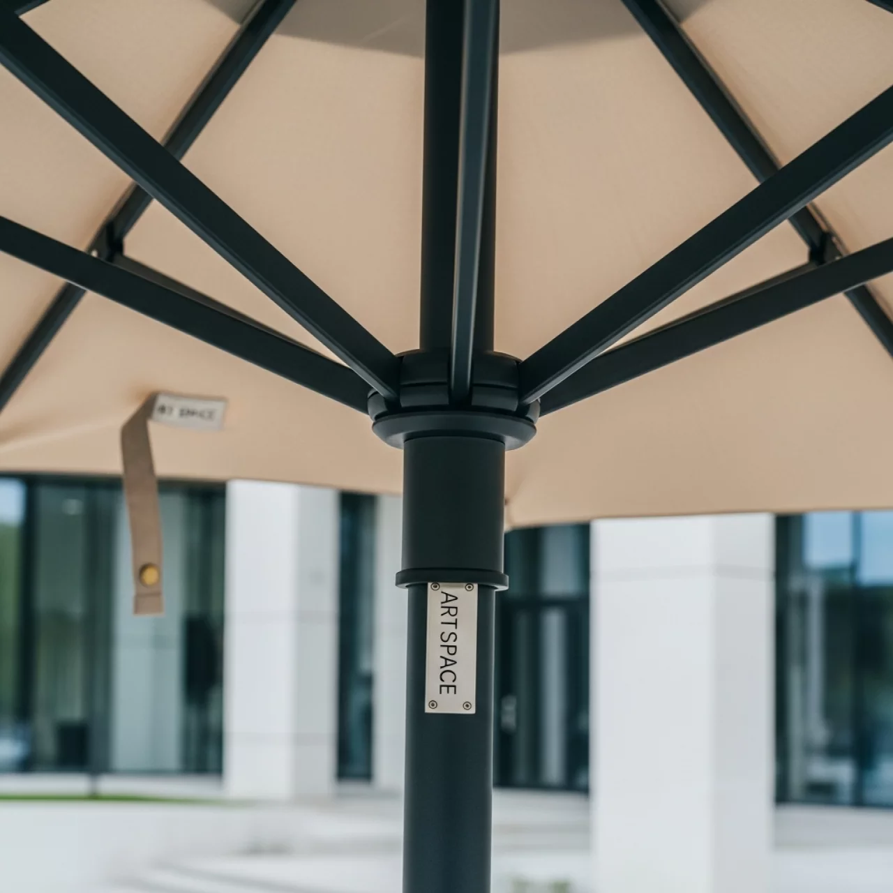 Аренда Зонт Varallo антрацит бежевый алюминий в Bridge Resort — ART SPACE